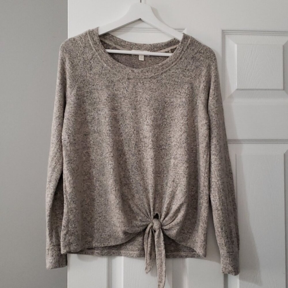 Sweater with knot tie in front